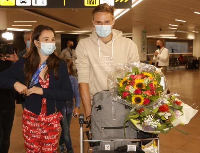 Nina Derwael terug in het land, overweldigende ontvangst op Zaventem: “Ik heb nog nooit zo veel microfoons rond mij gehad”