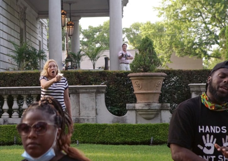 Gratie voor Amerikaans koppel dat met geweren zwaaide tijdens Black Lives Matter-betoging