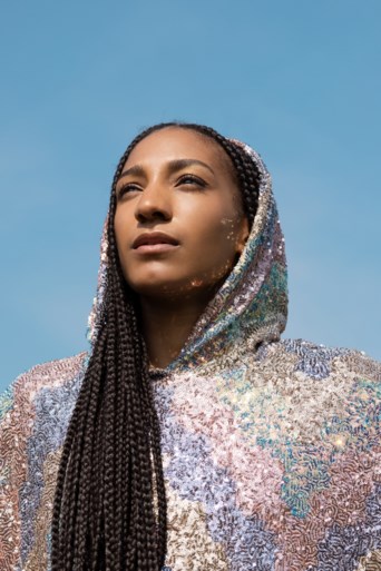 Nafi Thiam schittert in het goud en in het … paars!