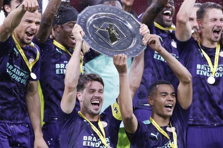 PSV vernedert Ajax en wint Johan Cruijf Schaal dankzij doelpunt van jonge Belg Yorbe Vertessen