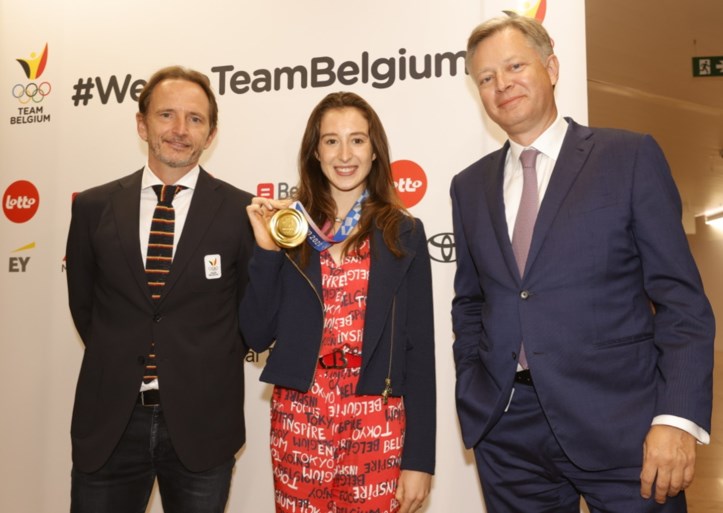 Nina Derwael terug in het land, overweldigende ontvangst op Zaventem: “Ik heb nog nooit zo veel microfoons rond mij gehad”