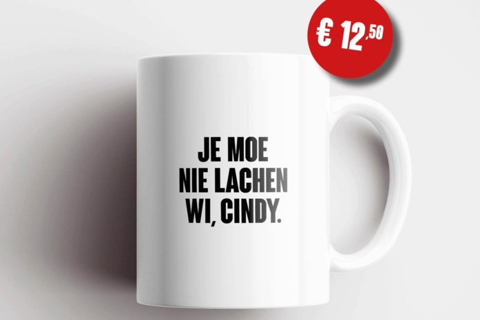 Koffie met een wolkje humor in deze mok“Je moe nie lachen