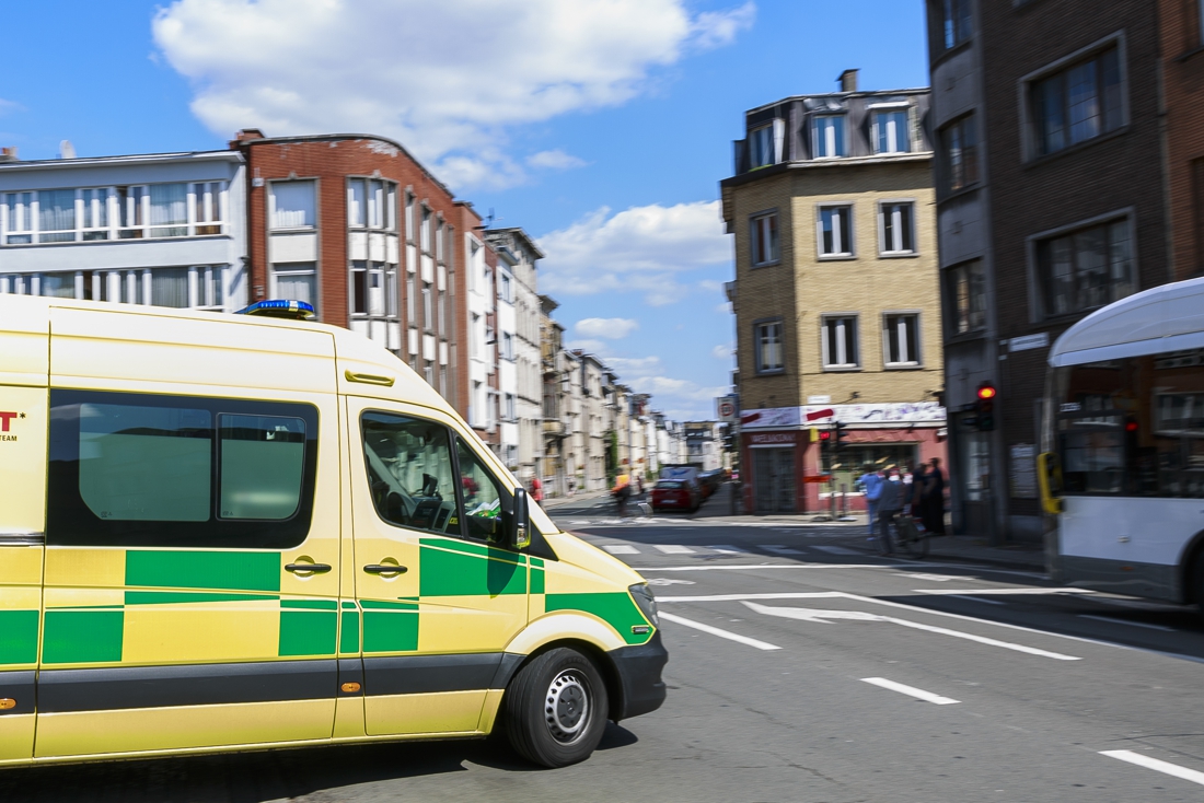 Man in life-threatening condition after falling from third floor (Antwerp)