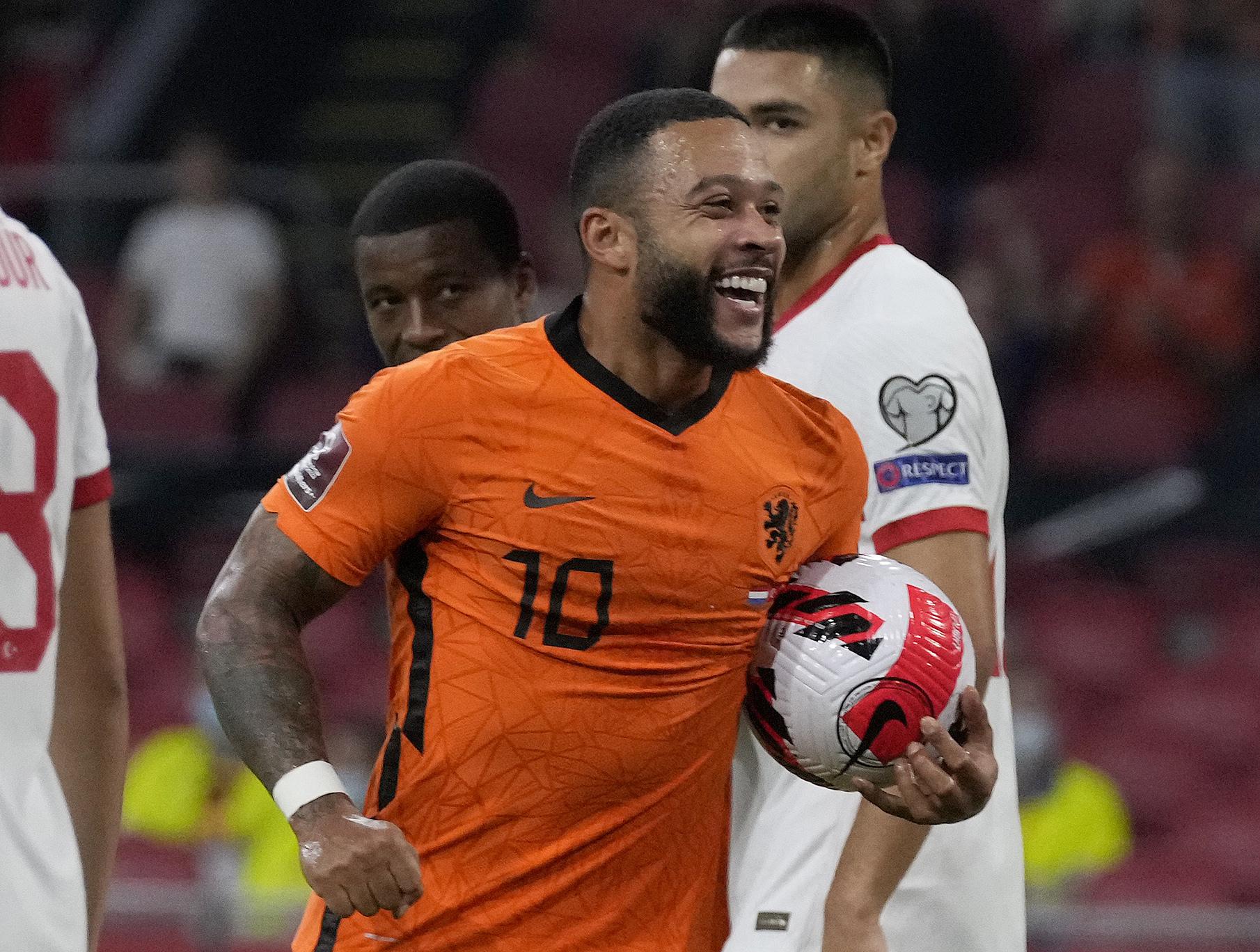 Liefde Tussen Depay En Van Gaal Flakkert Weer Op Flitsend Nederland Verkoopt Turkije Een Serieuze Pandoering