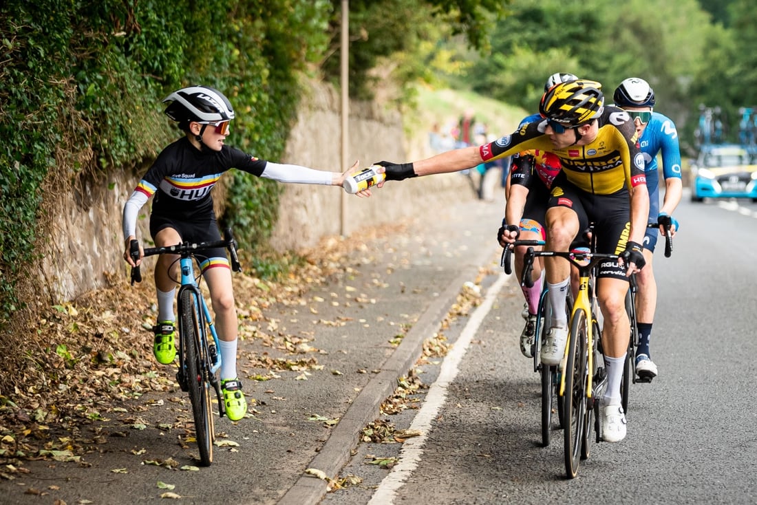 Prachtige beelden: ploegmaat van Wout van Aert bezorgt jonge “medevluchter” dag van zijn leven met dit mooi gebaar