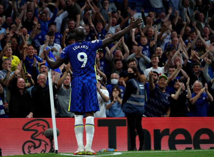Schitterende Romelu Lukaku scoort tweeklapper op Stamford Bridge en schiet Chelsea naar gedeelde leidersplaats
