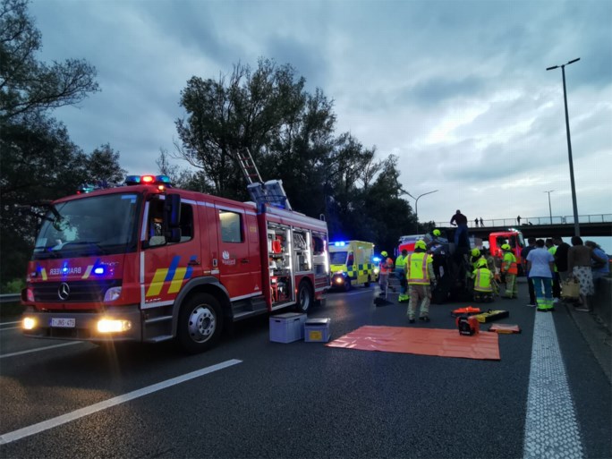 Twee zwaargewonden na aanrijding op E17, snelweg afgesloten