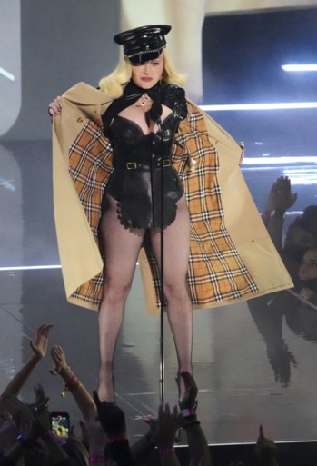 Madonna (63) steelt de show met gewaagd pakje op VMA’s, ook actrice Megan Fox kiest voor zeer onthullende outfit