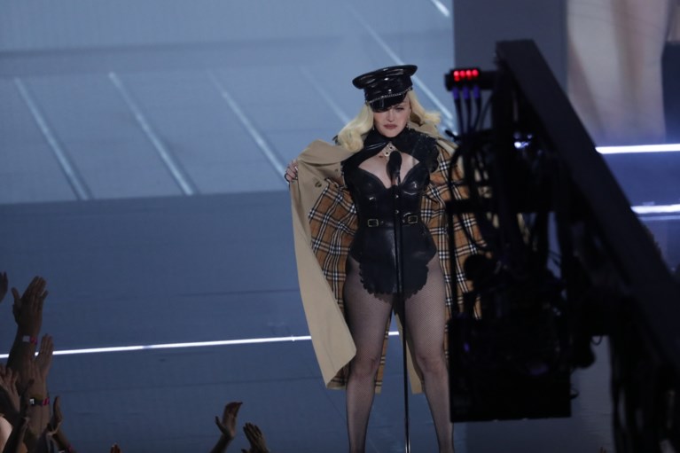 Madonna (63) steelt de show met gewaagd pakje op VMA’s, ook actrice Megan Fox kiest voor zeer onthullende outfit