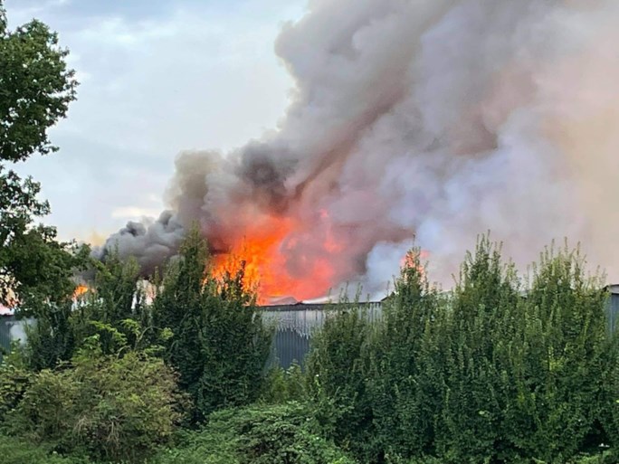 Zware brand in kippenbedrijf: tienduizenden kippen overleven vlammenzee niet