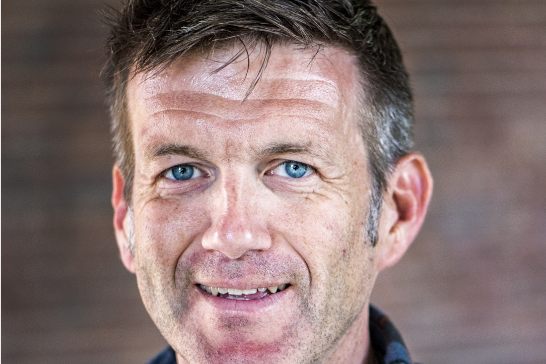 Voetbalverslaggever Filip Joos ziek van het vliegtuig gehaald