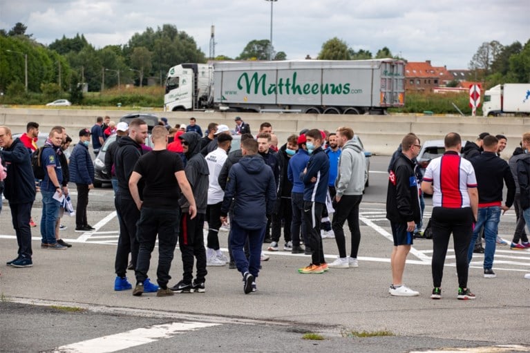 Politie begeleidt 1.500 PSG-supporters van Franse grens richting Jan Breydelstation