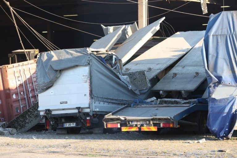 Shed in Antwerp harbor partly collapsed: enormous damage, miraculously no injuries