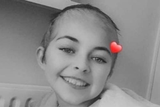 Meisje (12) met kanker krijgt te maken met pestkoppen op school: “Ze dreigden haar pruik af te nemen”