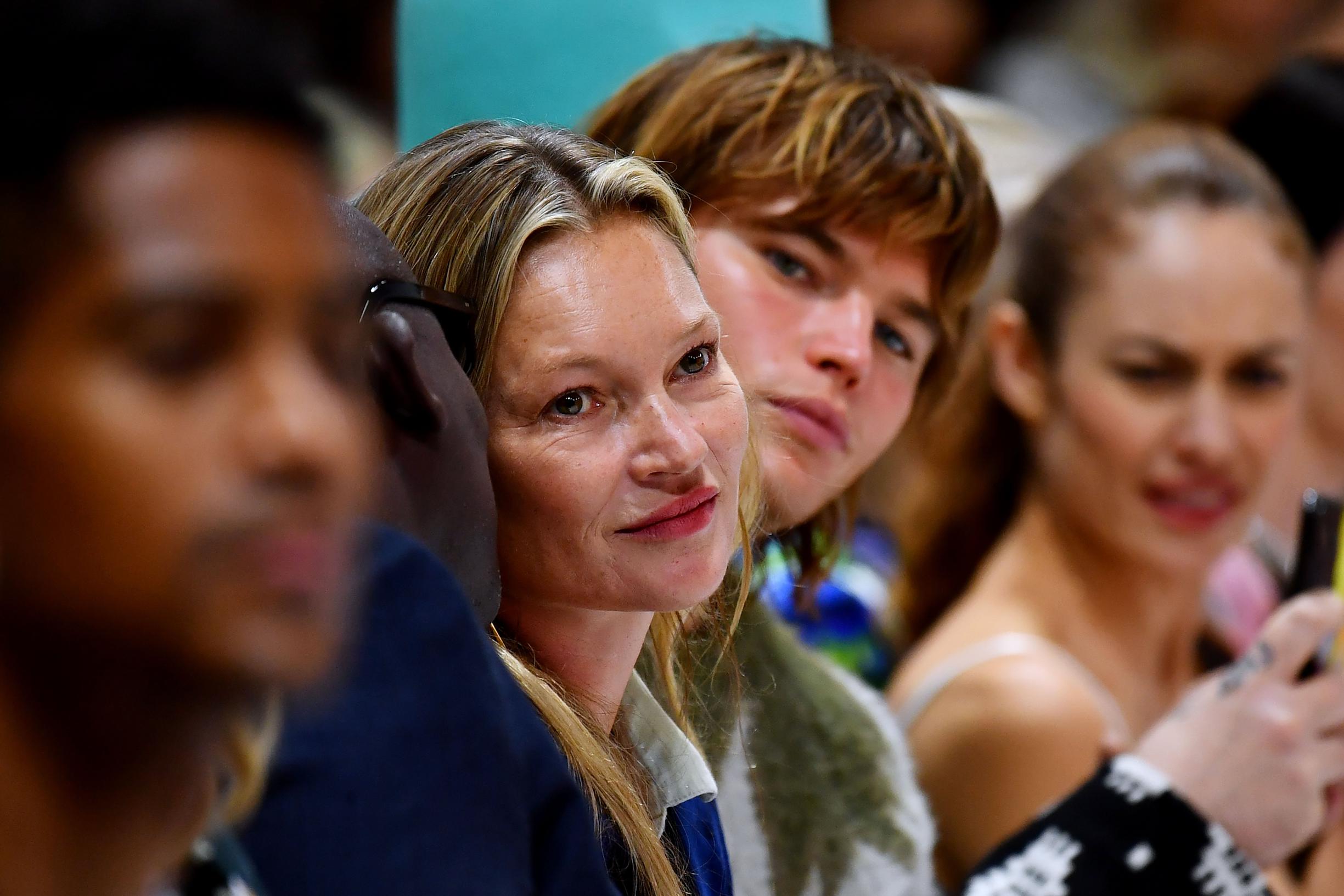 Kate Moss kijkt trots toe hoe dochter Lila Grace op de catwalk flaneert Het Nieuwsblad Mobile