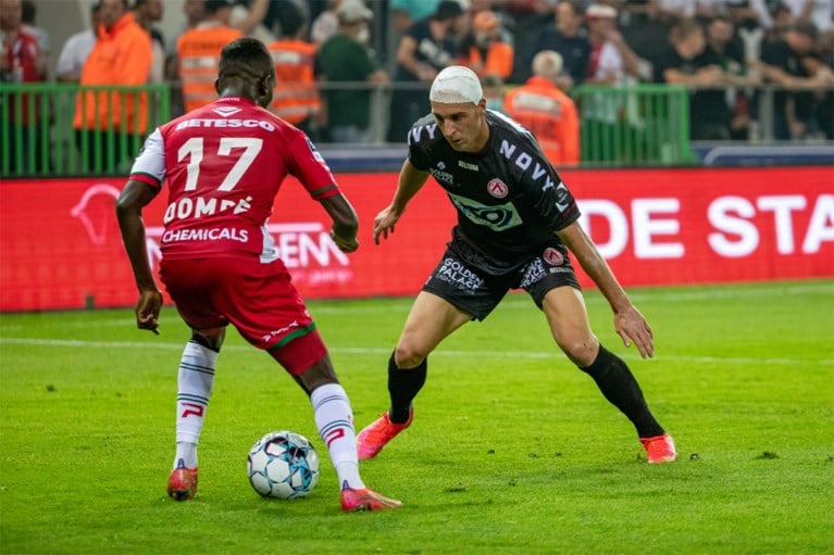 Wat een ommekeer! Zulte Waregem sleept in zinderend slot nog gelijkspel uit de brand in West-Vlaamse derby tegen KV Kortrijk