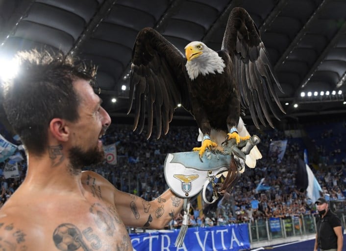 Lazio rekent af met stadsgenoot Roma van Jose Mourinho en wint Romeinse derby