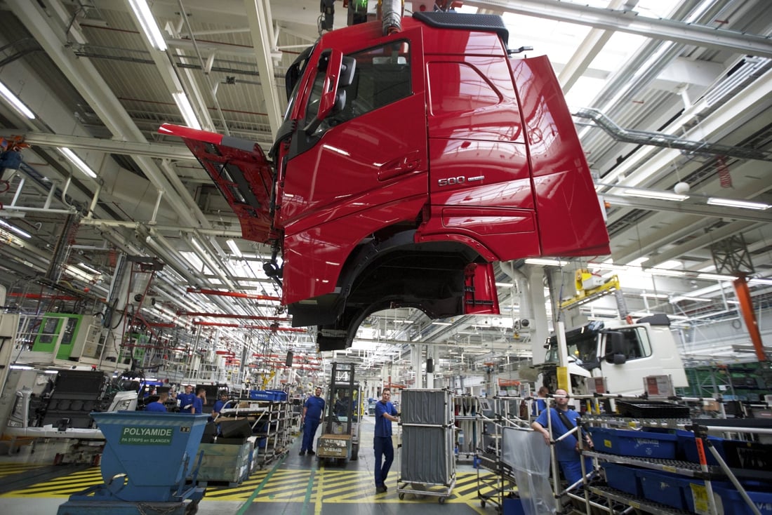 Drama bij Volvo Trucks: werknemer zakt in elkaar en overlijdt ter plaatse