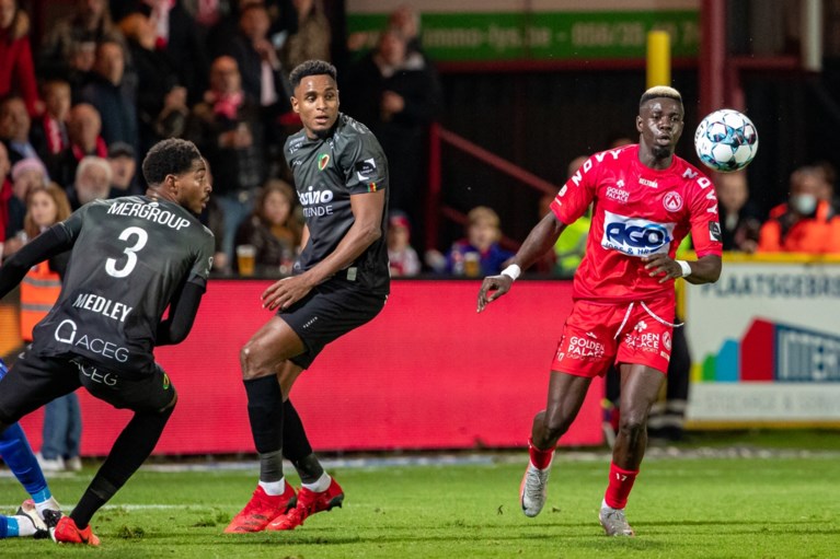 Gueye schenkt Kortrijk drie punten tegen dramatisch KVO: eerste zege voor KVK onder Belhocine