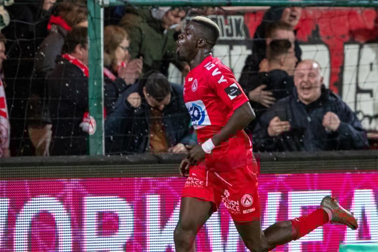 Gueye schenkt Kortrijk drie punten tegen dramatisch KVO: eerste zege voor KVK onder Belhocine