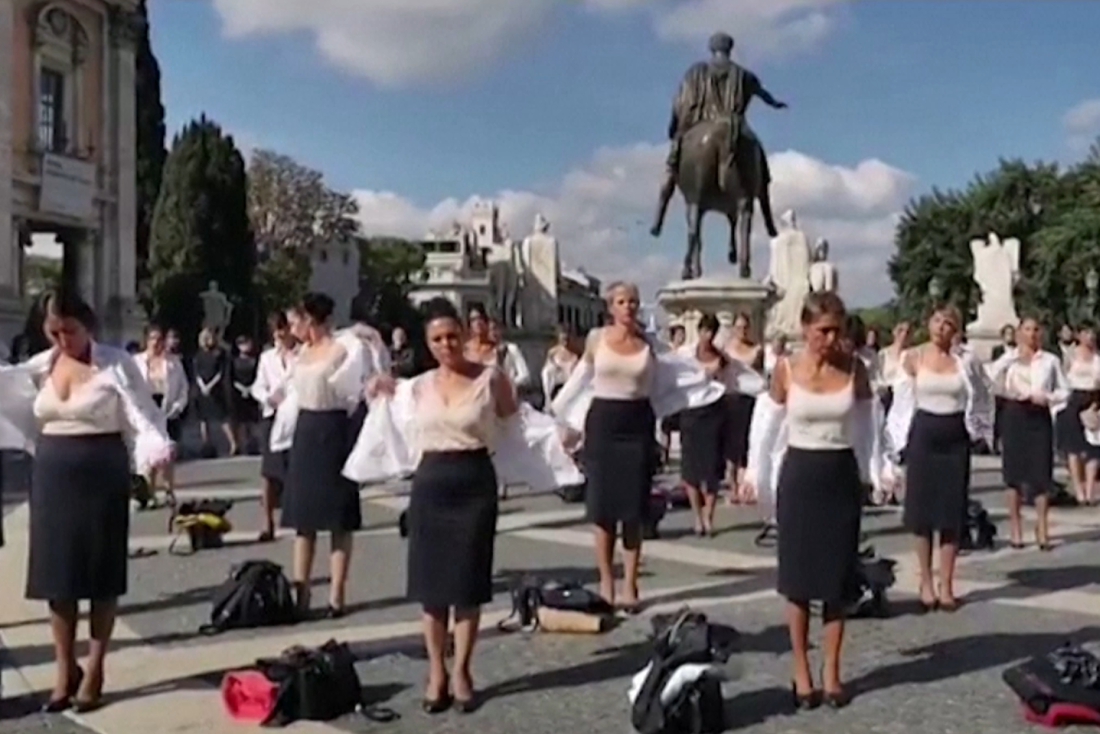 Italian flight attendants take off clothes to protest…