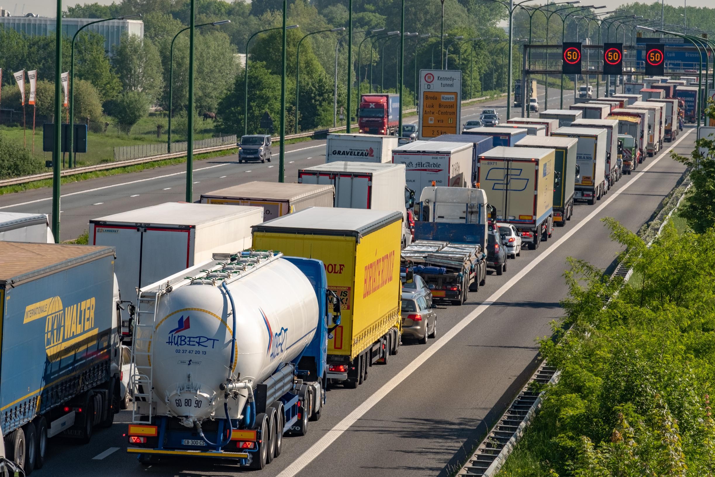 Long traffic jams due to collision between two trucks in Kennedy…