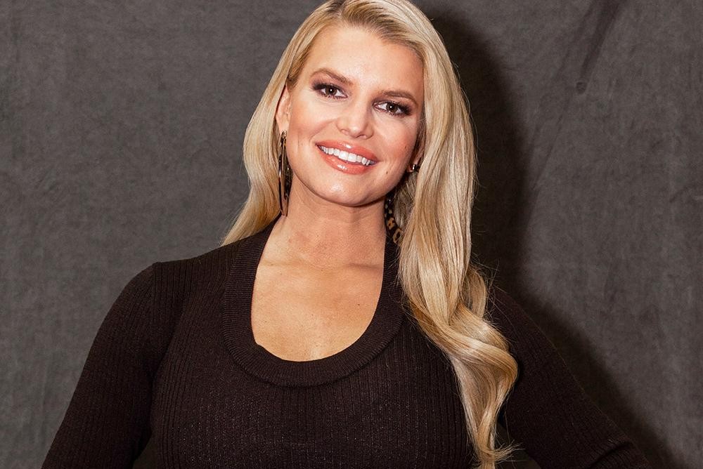 Unrecognizable Jessica Simpson shows the heavy toll of her alcohol…