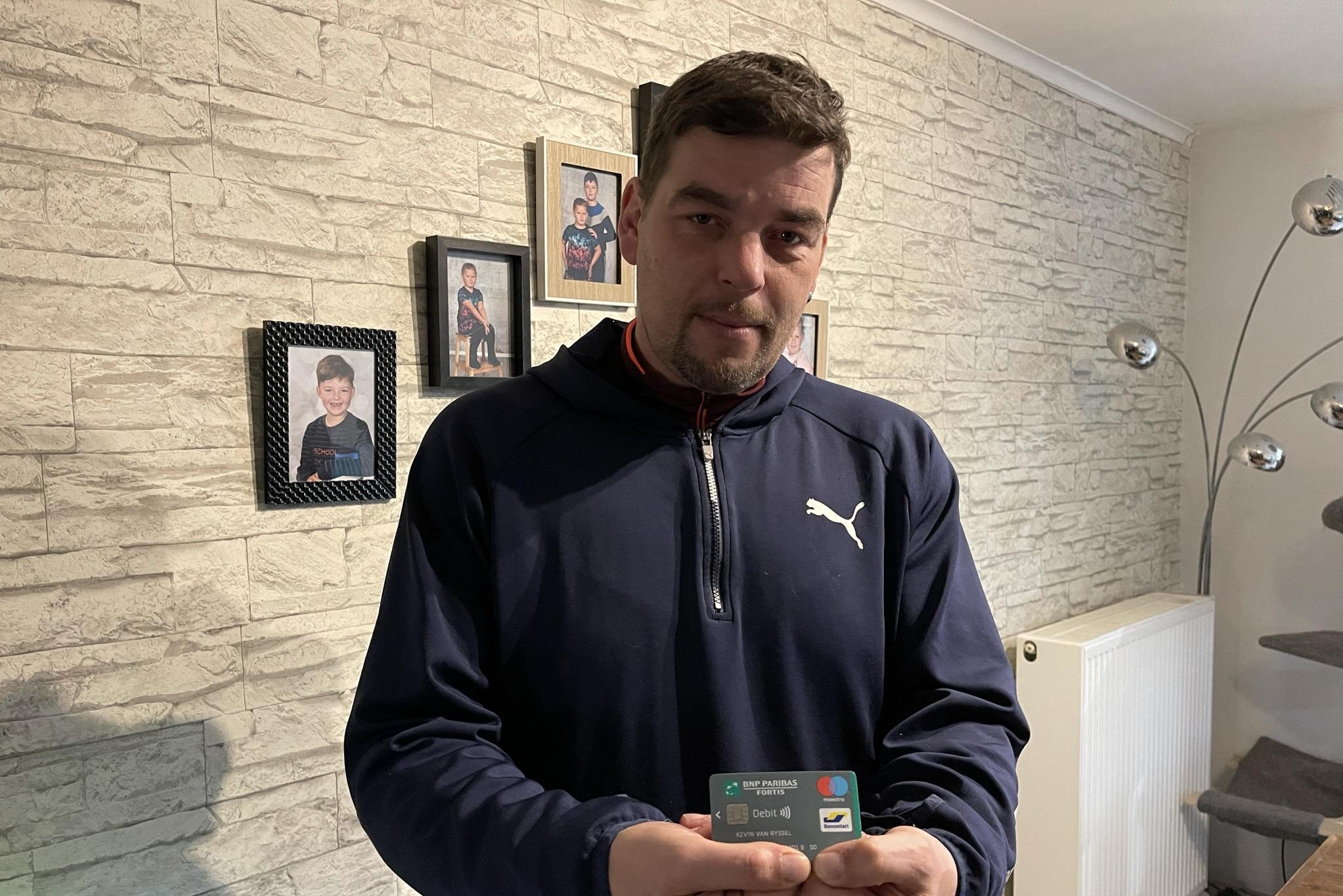 Bankkaart van Kevin (39) bleef gewoon in zijn broekzak zitten, toch konden dieven ermee betalen in Amsterdam: zo kan je nieuwe vorm van oplichting vermijden