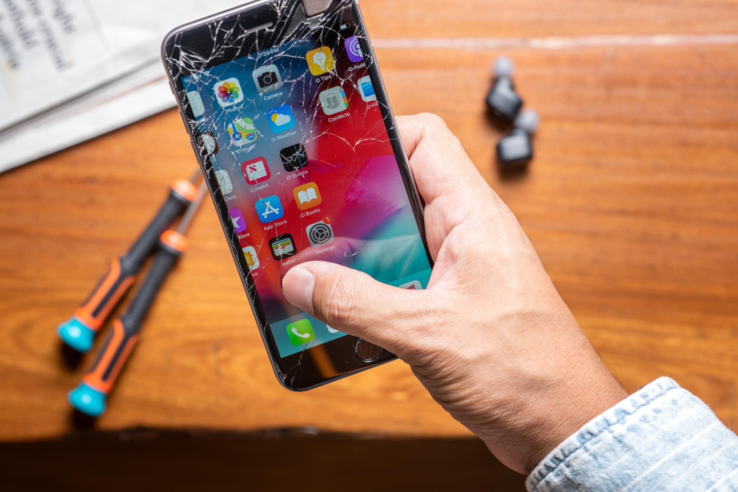 Wat als het scherm van je smartphone of kapot is? Laten herstellen of kan je ook zelf aan de slag? | Het Nieuwsblad Mobile