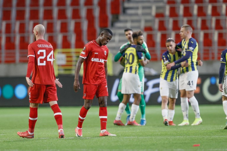 Al een geluk dat niemand dit mocht zien: zwak Antwerp wordt nog voor rust uitgeteld door Fenerbahçe