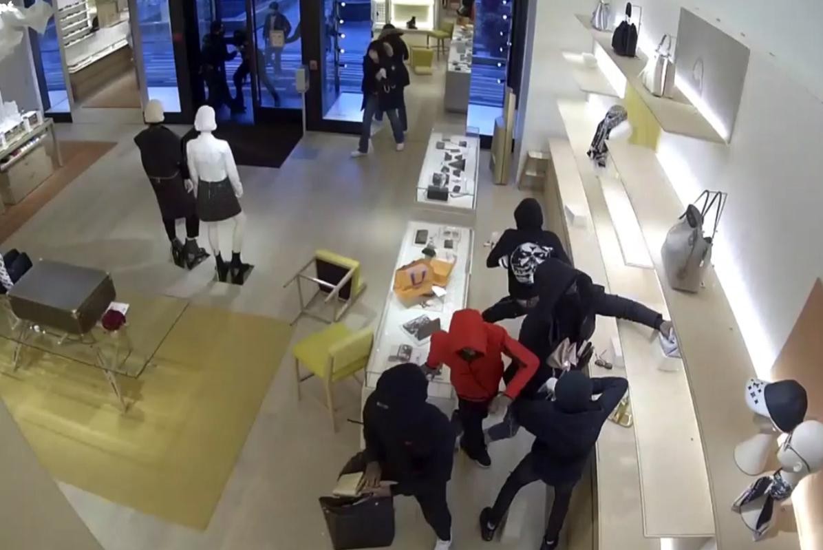 Big gang of thieves strikes at lightning speed in Louis Vuitton store…