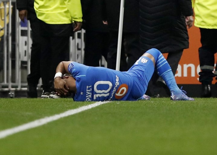 Franse topper tussen Lyon en Marseille stilgelegd nadat Dimitri Payet bekogeld wordt met fles, voetbalbond plant crisisberaad