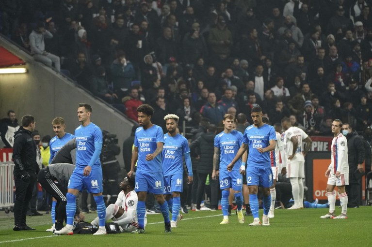 Franse topper tussen Lyon en Marseille stilgelegd nadat Dimitri Payet bekogeld wordt met fles, voetbalbond plant crisisberaad