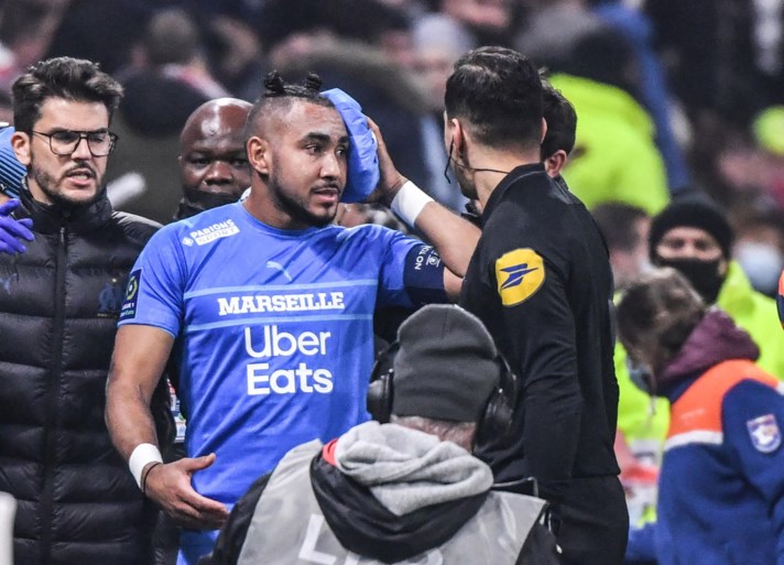 Franse topper tussen Lyon en Marseille stilgelegd nadat Dimitri Payet bekogeld wordt met fles, voetbalbond plant crisisberaad