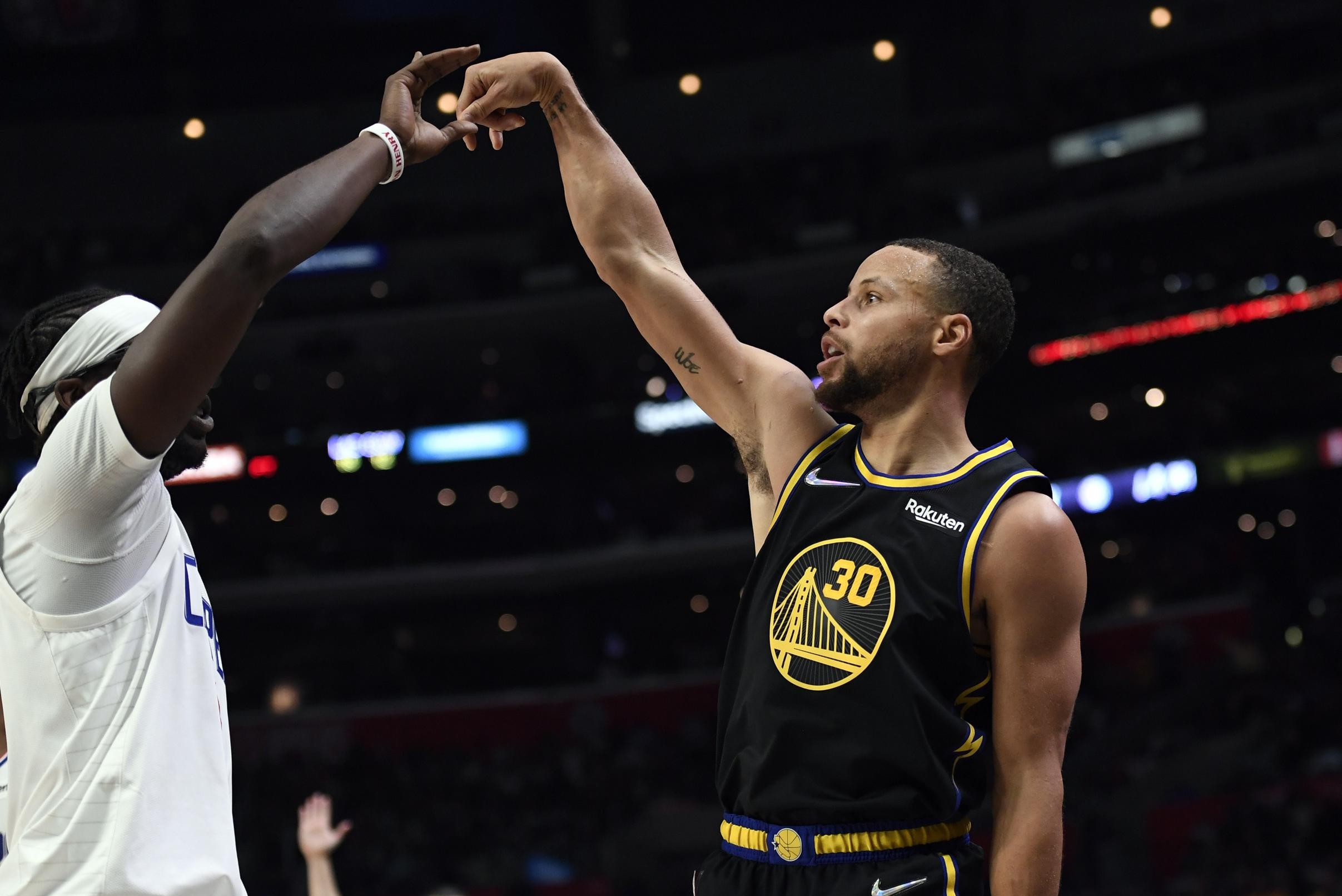 Stephen Curry leidt Golden State naar winst bij Clippers met zeven driepunters, LA Lakers zetten Detroit opzij in NBA