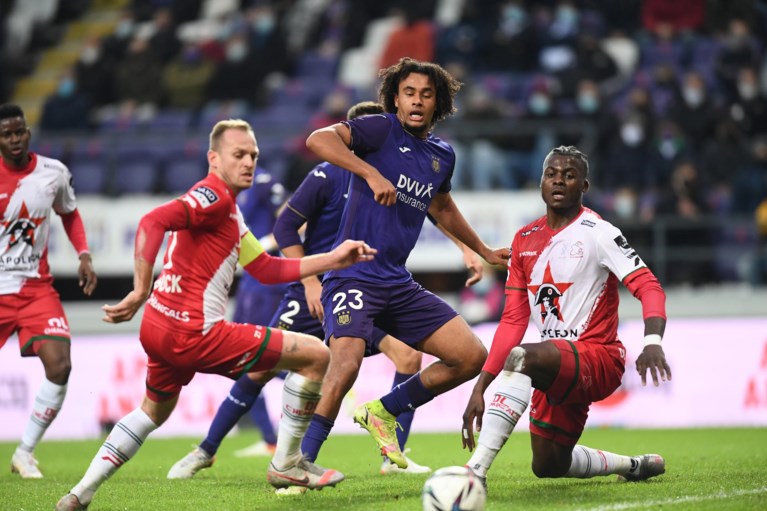 Anderlecht maakt het zichzelf nog lastig, maar sleept dankzij twee goals van Lior Refaelov wel zege binnen tegen Zulte Waregem