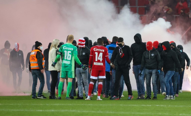 Charleroi vernedert zieltogend Standard in schandalige Waalse derby: match vroegtijdig gestaakt, supporters bestormen veld