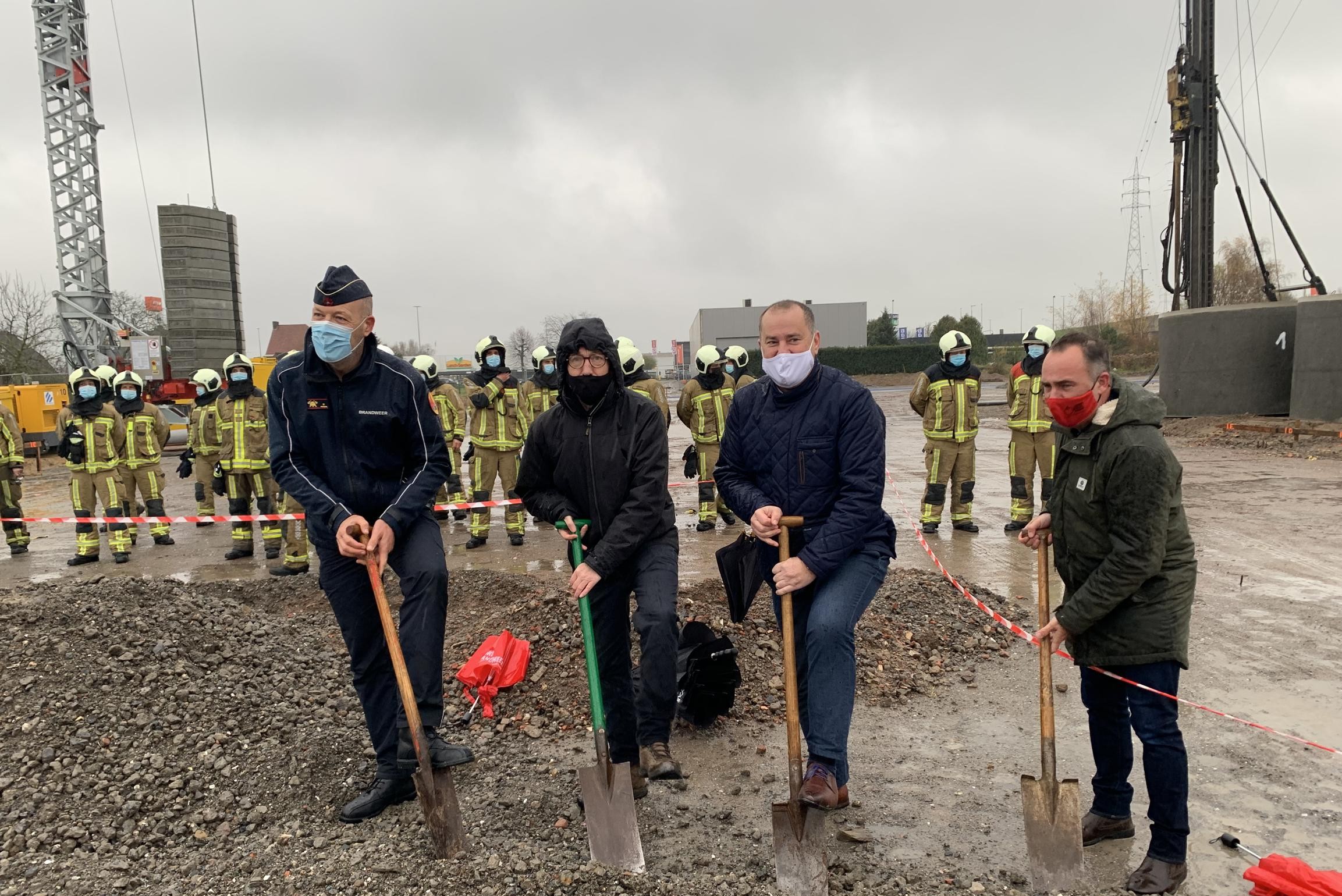 Eerste Spade In De Grond Voor Nieuwe Brandweerkazerne: “Van Hieruit ...