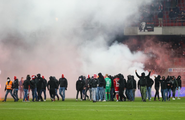 Charleroi vernedert zieltogend Standard in schandalige Waalse derby: match vroegtijdig gestaakt, supporters bestormen veld