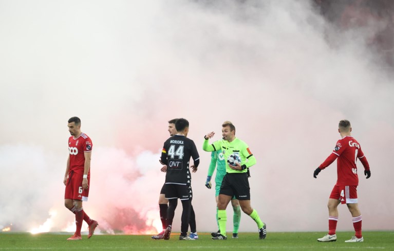 Charleroi vernedert zieltogend Standard in schandalige Waalse derby: match vroegtijdig gestaakt, supporters bestormen veld