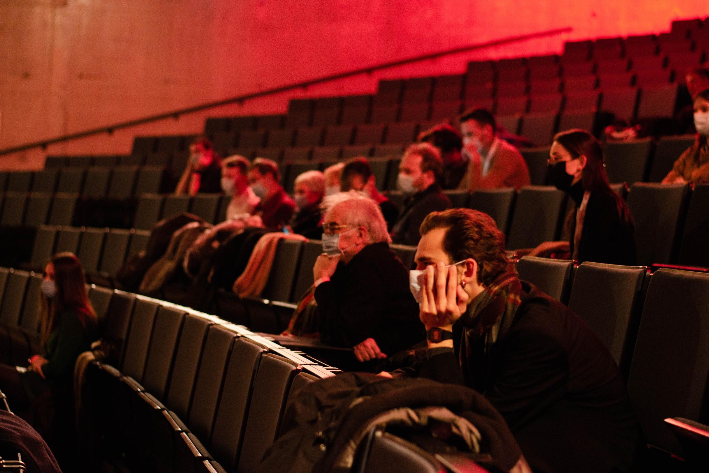 Cinema owners set unannounced one and a half meter rule… (Leuven)