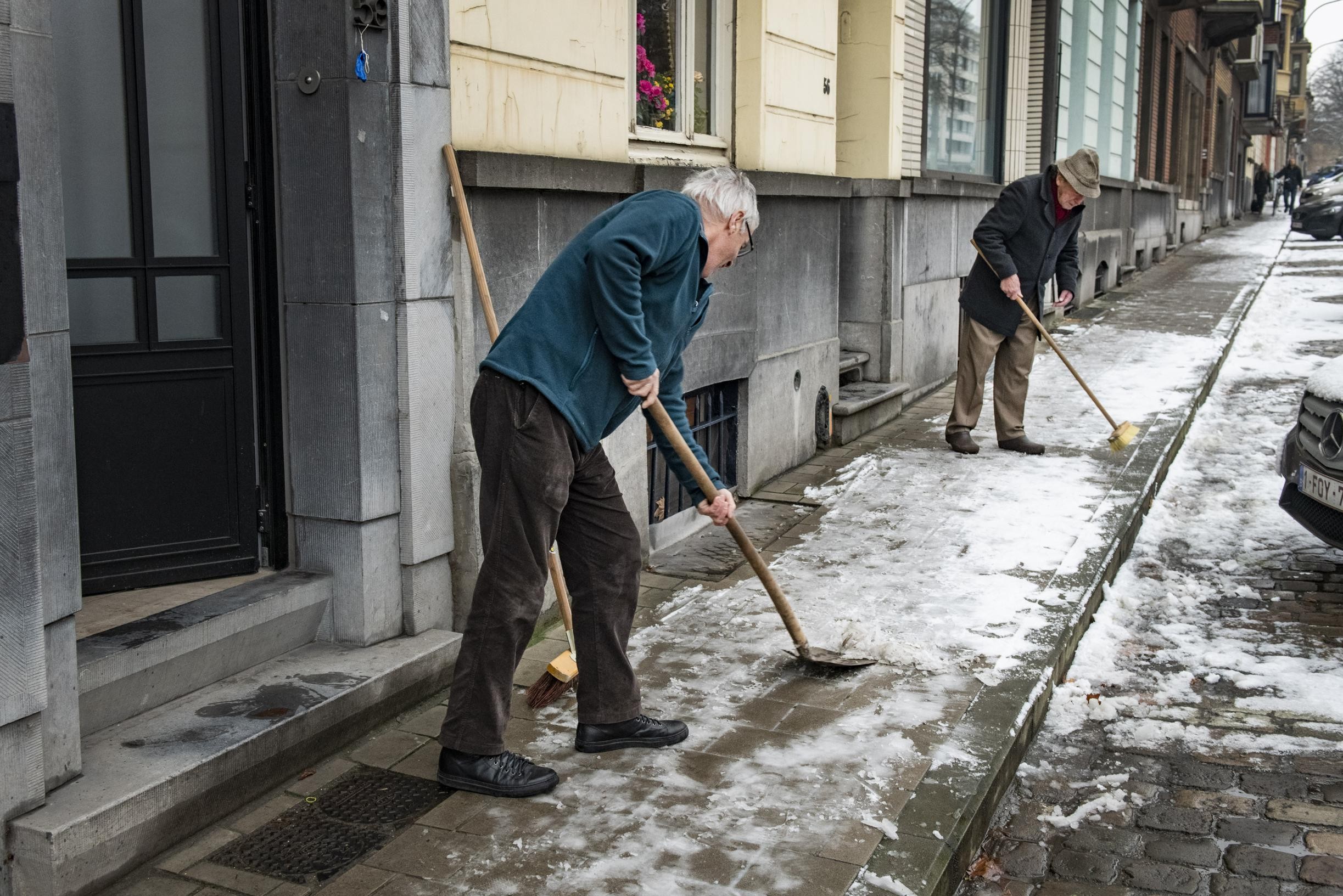 KMI Waarschuwt Voor Rijm- En Ijsplekken En Sneeuw In Komende Uren | Het ...