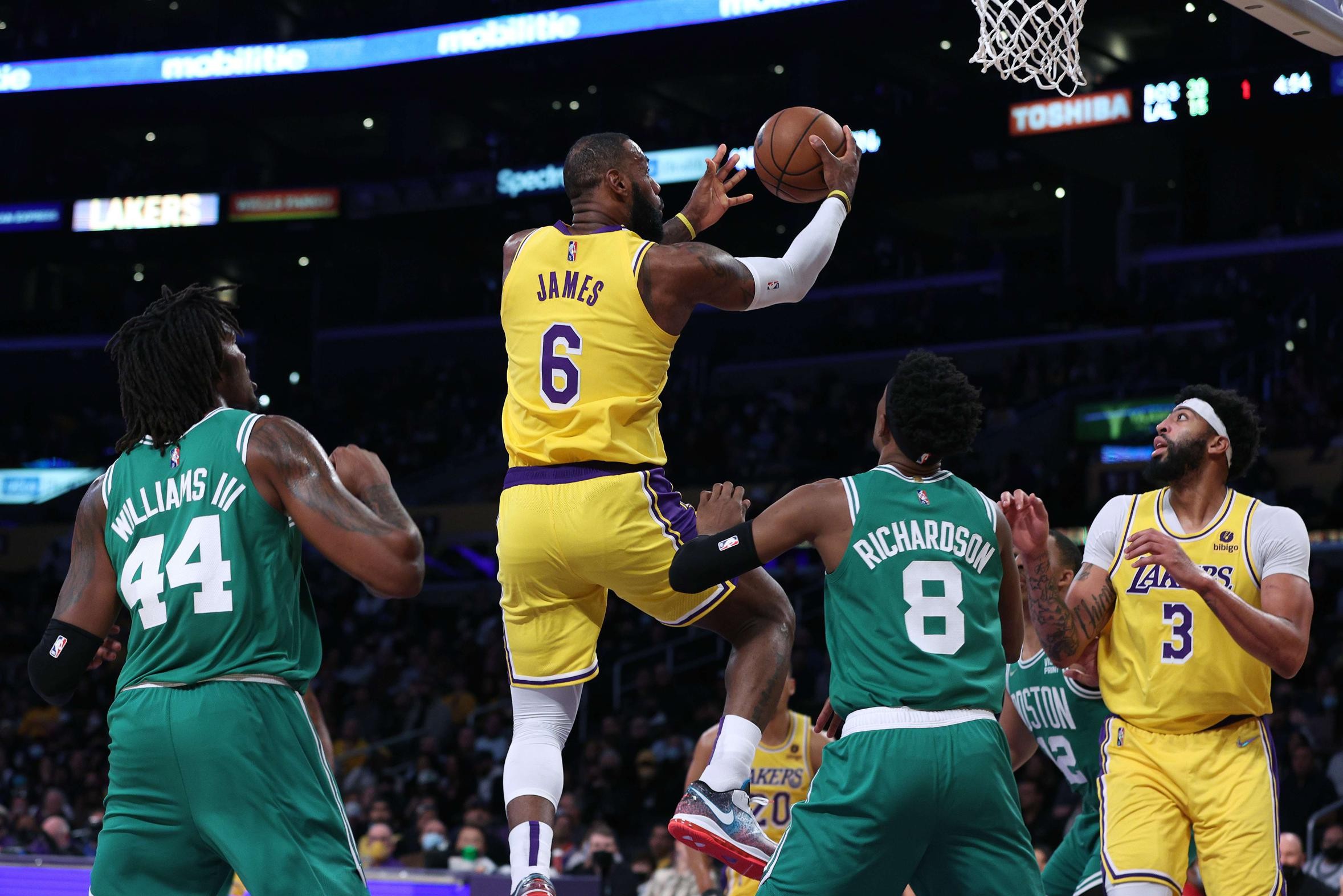 LA Lakers winnen klassieker tegen Boston: LeBron James en Russell Westbrook zetten puntjes op de i