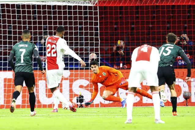 Ajax wint Klassieker tegen Feyenoord dankzij owngoal en penalty voor Tadic