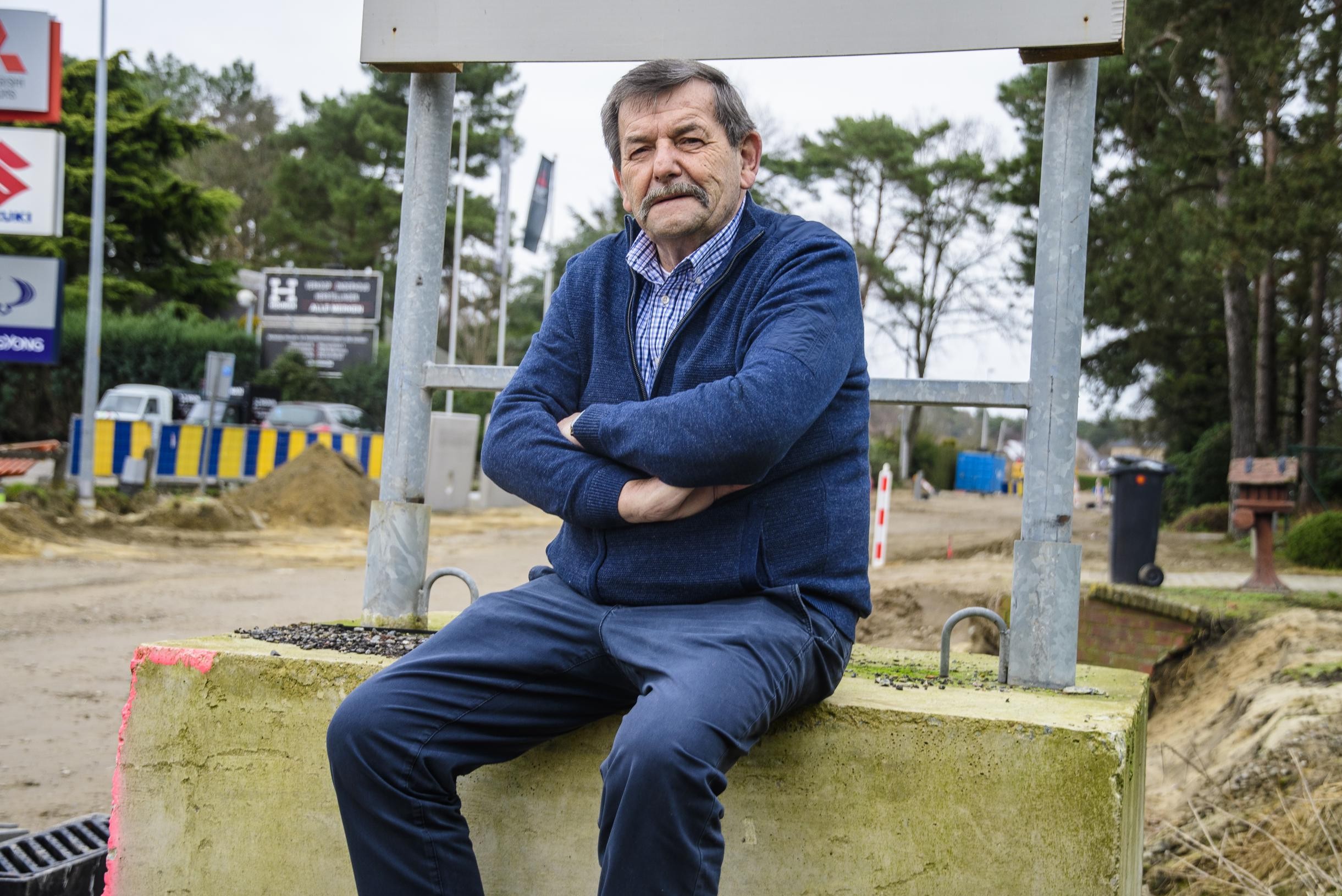 Frans Uytterhoeven saluda al despacho del concejal: “Si hay algún problema, me subo a la bici y voy a echar un vistazo al lugar” (Bonheiden)