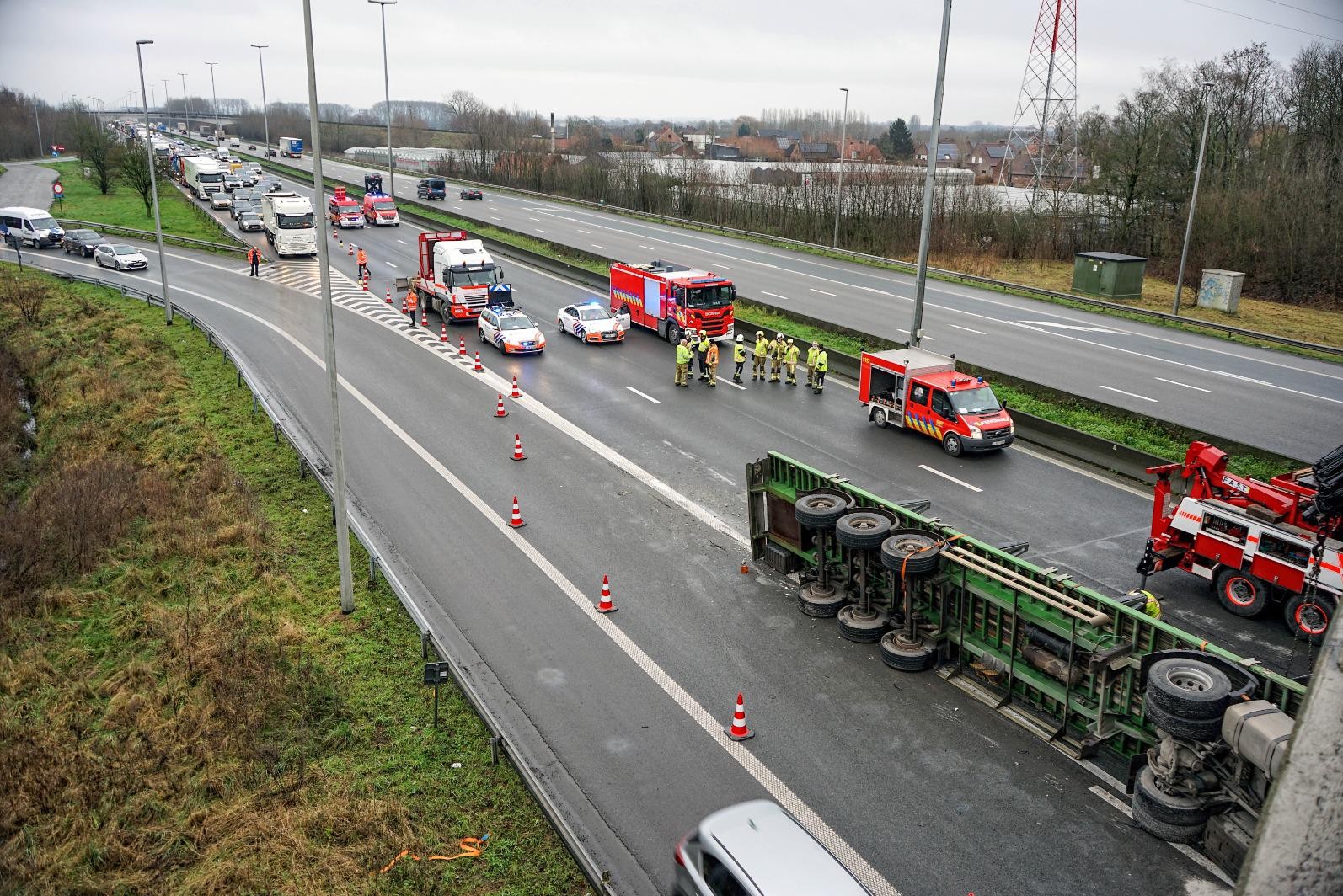 Grote Verkeershinder Nadat Vrachtwagen Met Betonplaten Was Gekanteld Op ...