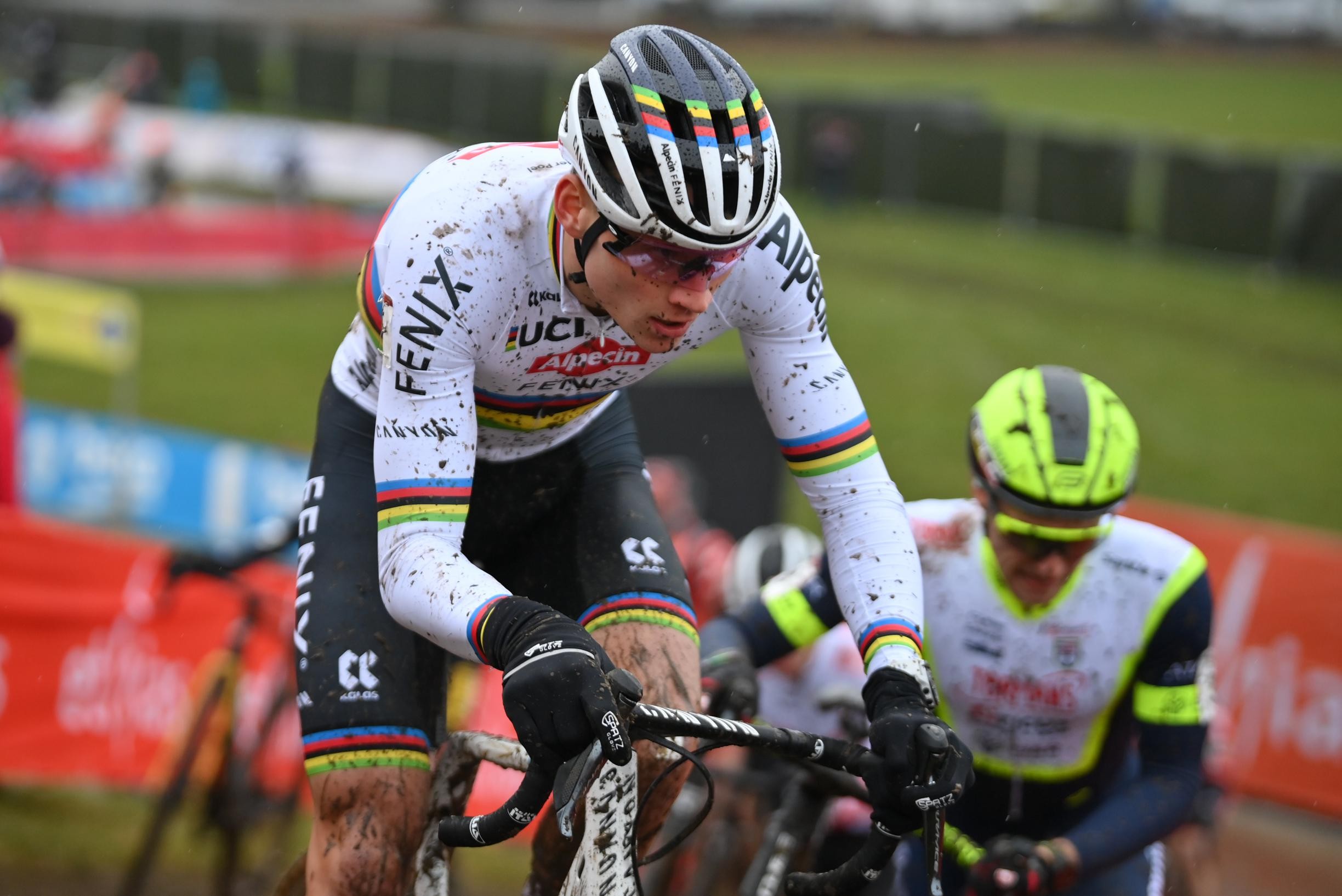 World Cup in jeopardy?  Mathieu van der Poel fits due to persistent back problems for cyclocross in Loenhout and Hulst