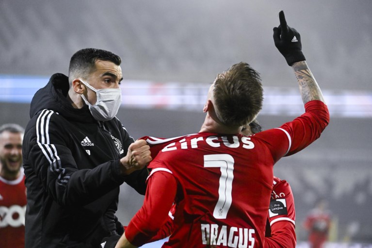 Anderlecht geeft in slotfase nog zege uit handen tegen Standard na blunder, Sergio Gomez is kop van Jut 