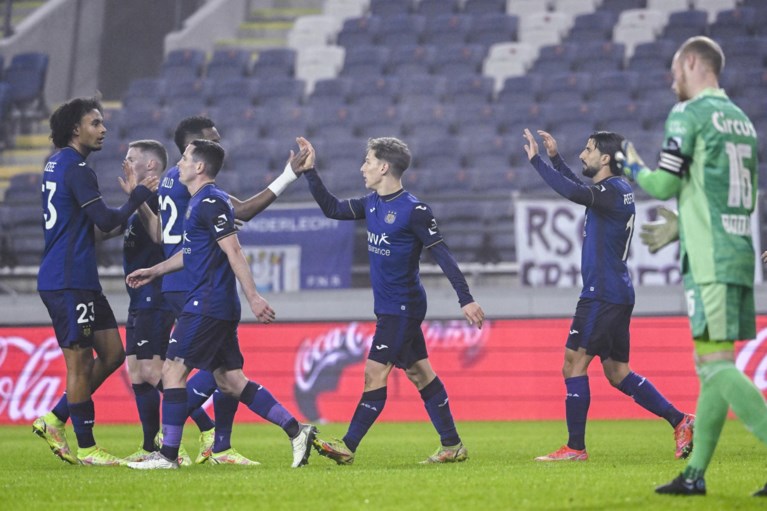 Anderlecht geeft in slotfase nog zege uit handen tegen Standard na blunder, Sergio Gomez is kop van Jut