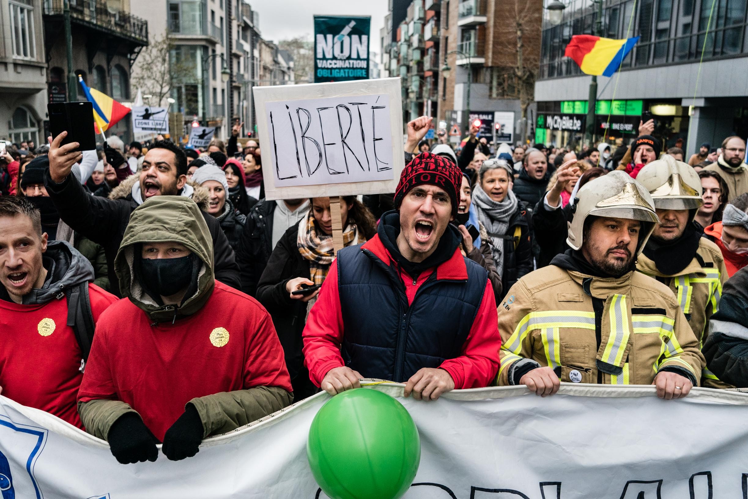 Travel agency puts in buses to corona demonstration in Brussels, organizer speaks of 100,000 demonstrators from home and abroad (Brussels)